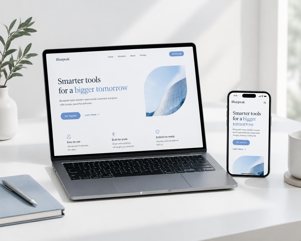 Notebook e celular exibindo uma landing page moderna em tons de branco e azul